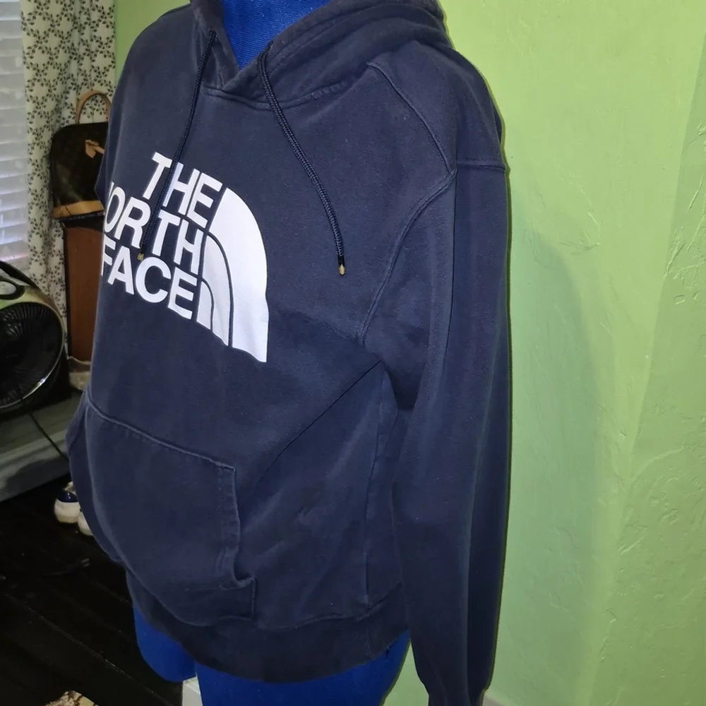 The Northface Mens SzM. Black Hoodie: Kangaroo Pocket.(#1585)